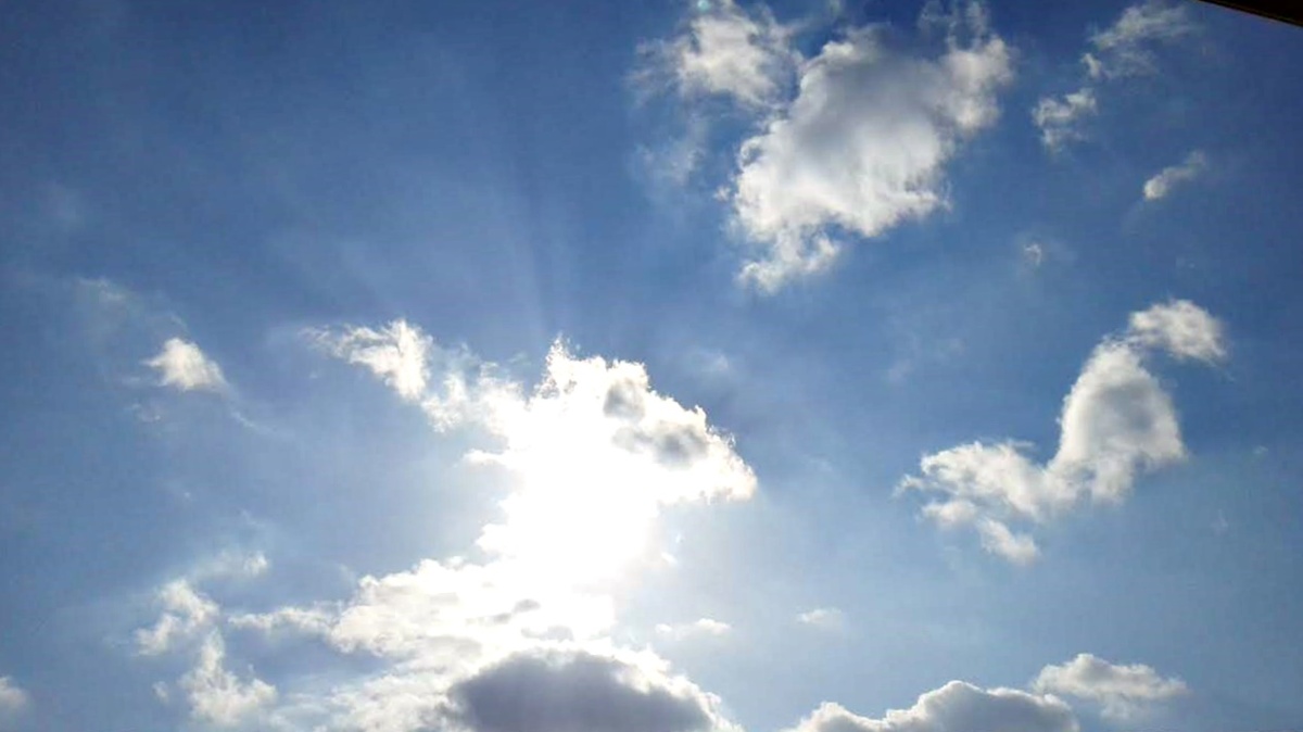 グレムリンのギズモと細眉の女性のような雲と太陽(18.12.18火) 雲と太陽と光りの不思議写真館